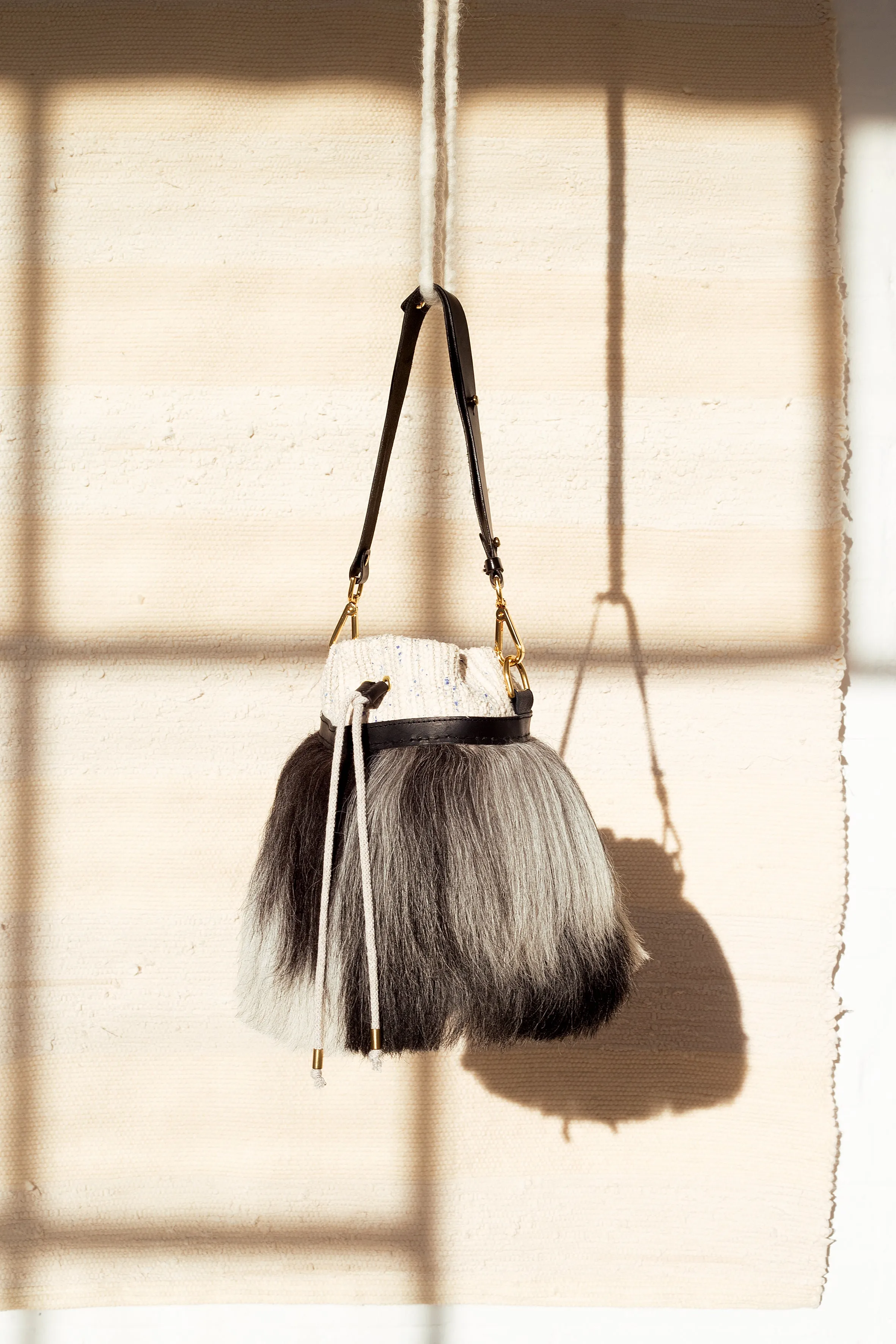 HANDWOVEN BUCKET BAG IN GREY